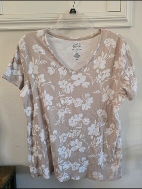 Croft & Barrow Floral V-Neck Short Sleeve Tee in Taupe and White Sz. L